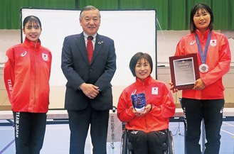 市民向けイベントに参加した（左から）小林選手、阿部裕行市長、土田選手、吉岡選手＝多摩市提供