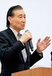 あいさつに立つ小礒会長