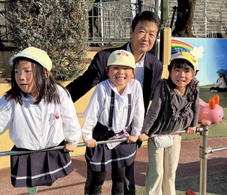 元気に遊ぶ園児を見守る有馬篤樹園長