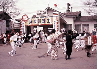 多摩町制施行を祝う聖蹟桜ヶ丘駅(1964年)＝写真提供 多摩市