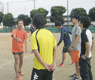 講師の佐藤さん（左）に走り方を学ぶ教員たち　　