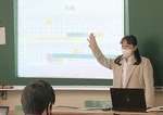 中学生を前に講演する生松さん