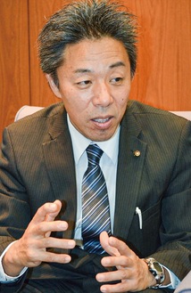 取材に応じる古谷田氏＝25日・大和市議会