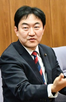 取材に応じる小田氏＝19日・大和市議会