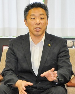 インタビューに応える古谷田力市長＝14日・大和市役所