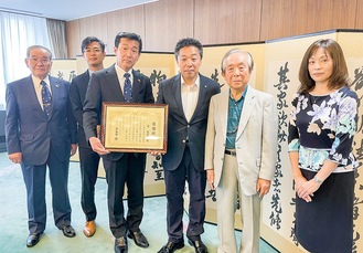東氏に代わって感謝状を受け取った橋本会長（左から3人目）