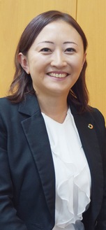 取材を受ける東友美議員