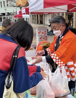 店頭で接客を行った伊集院村長