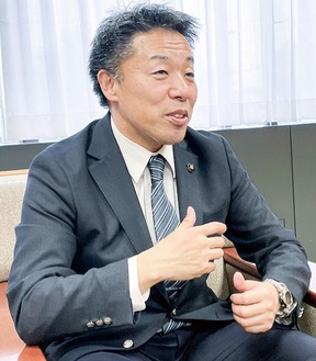 インタビューに応じる古谷田市長＝４月25日・大和市役所