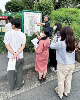 つきみ野を案内する自治会員（写真奥）