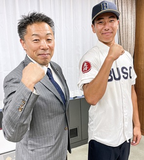 笑顔を見せる仲宗根さん（右）と古谷田市長