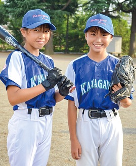 ユニフォーム姿で意気込む神村さん（右）と橘川さん