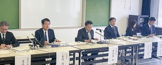 臨時記者会見に臨んだ古谷田市長（左から3人目）ら＝７月18日・大和市役所