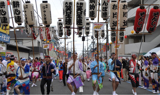 新橋通りで行われた「総踊り」の様子