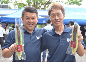 生産者の小林さん（右）と鈴木さん