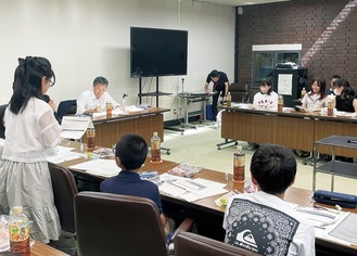 古谷田市長（左奥）に大和市への思いを伝える児童＝3日・市役所5階の全員協議会室で