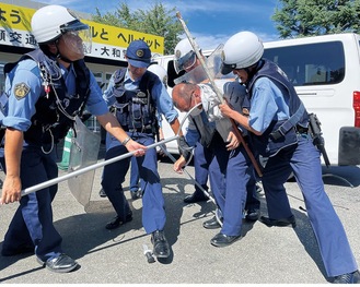 警官らが犯人役を取り押さえる様子＝20日・大和警察署