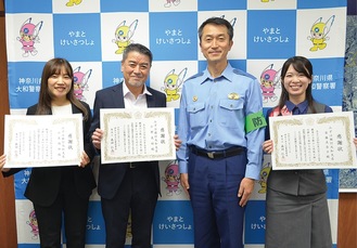 感謝状を持つ小泉さん（左）と小野さん（中央左）、安藤さん（右）