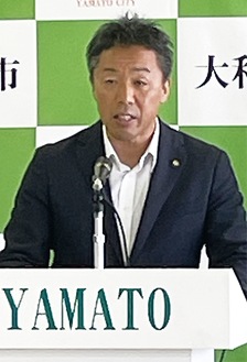 記者会見に臨む古谷田市長＝23日・大和市役所