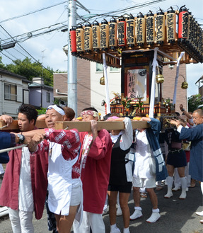 街中をいく神輿