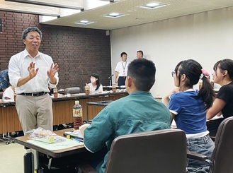 こどもミーティングで意見交換する古谷田市長（左）＝8月3日・市役所5階で