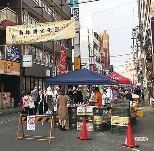 歩行者天国に模擬店が並ぶ