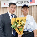 講演を行った元台湾少年工の東俊賢さん（右）と日台高座友の会の橋本会長