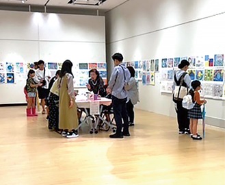 展示会の様子＝提供