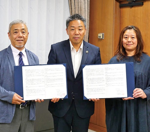 （左から）橘田会長、古谷田市長、清水代表