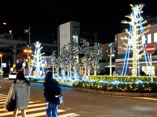 駅利用者を楽しませるイルミネーション