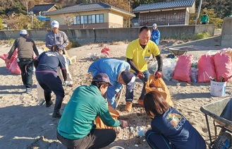 ごみ拾いをする山岸さん（右から２人目）