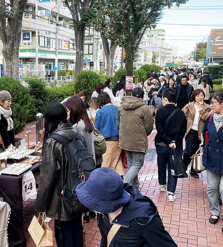 各ブースが多くの人でにぎわった＝24日・中央林間駅東側