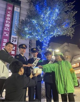 点灯式の様子＝2日・大和駅東側