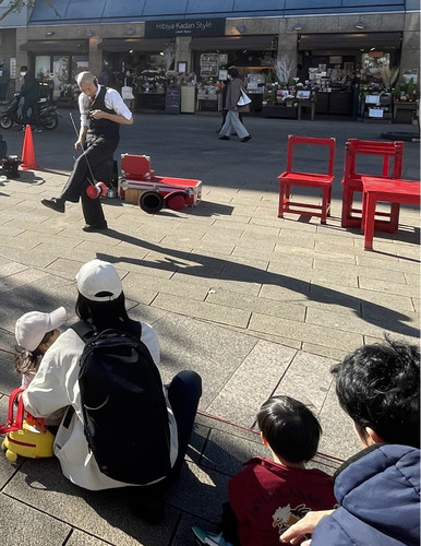 家族連れの姿が多く見られた＝11月24日・大和駅前東側広場