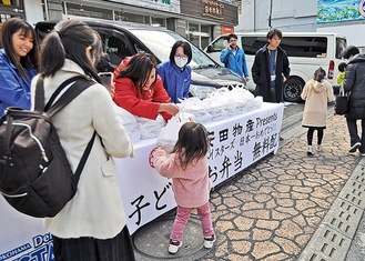 弁当を受け取る子ども