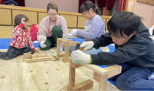 真剣な眼差しで釘を打ち込む児童ら＝12日・桜丘小体育館