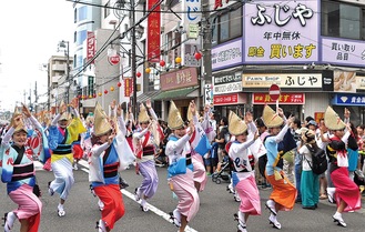 新橋通りで行われた昨年の「総踊り」