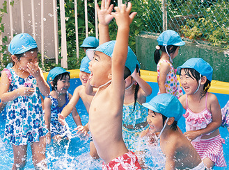 水を掛け合ってはしゃぐ園児たち