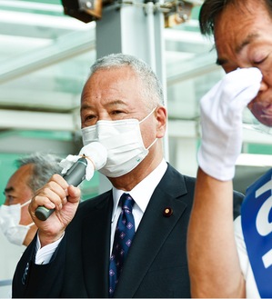 まぶたをはらしマイクを握る甘利氏＝９日・海老名駅東口