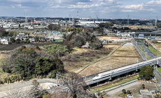 高座クリーンセンターの展望室からみた計画地。手前は東海道新幹線（下り）