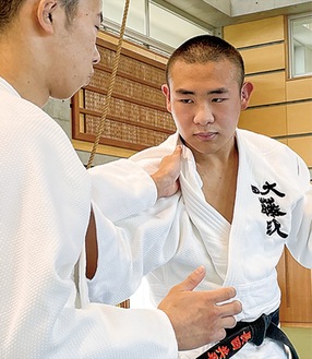 高校で稽古に励む長田さん（右）