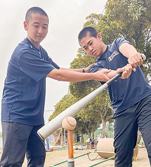 当日の指導法を考える高井さん（右）と佐藤さん