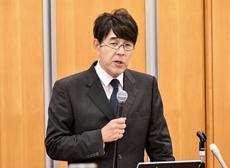 会見する氏家氏