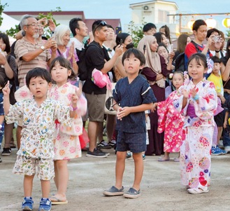 盆踊りを楽しむ子どもたち