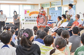 民族衣装を披露する参加者