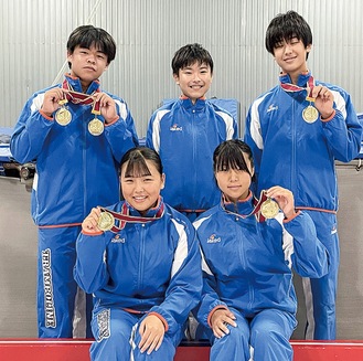 （前列）優勝した又村さん、田中さんペア後列左から齊藤さん、金子さん、多田さん