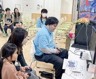 ゲームで対戦するNAOYAさん