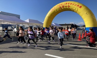 元気に走る子どもたち