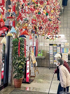 展示中のつるしびな飾り