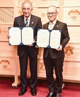 海老名市の伊藤教育長（左）と県の花田教育長＝県庁で、県提供